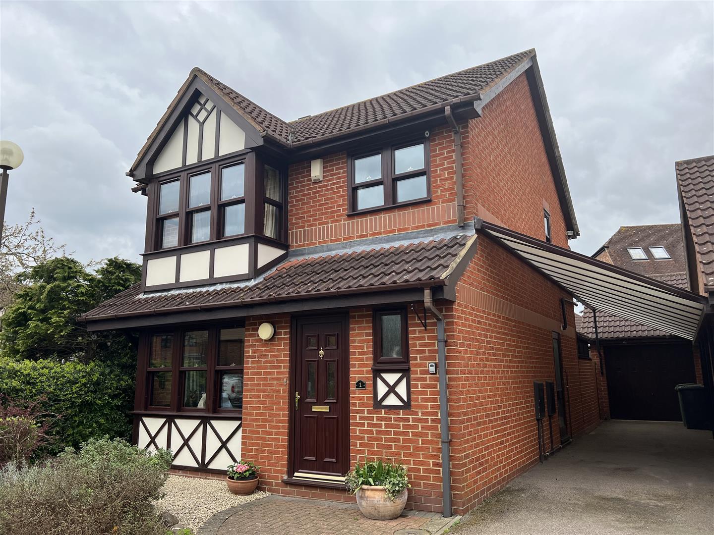 Stratfords are pleased to offer for sale this beautifully presented 3 bedroom detached family home, which is situated within a quiet cul-de-sac location of Walnut Tree. The ground floor accommodation briefly comprises an entrance hall, cloakroom with 2 pi